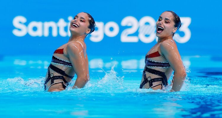 Chilenas Trinidad y Soledad García en la Natación artística de Santiago 2023.