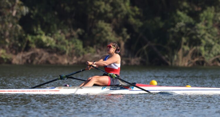 Antonia Pichott se lució en el repechaje del Remo.