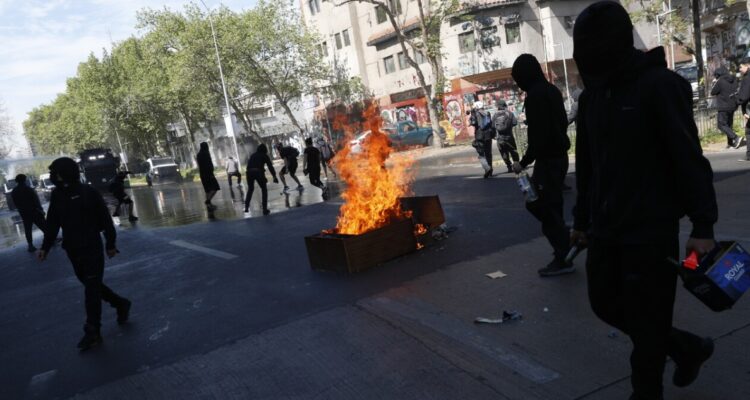 Reportan saqueos e incidentes en marcha por Día de la Resistencia de los Pueblos Indígenas en Santiago