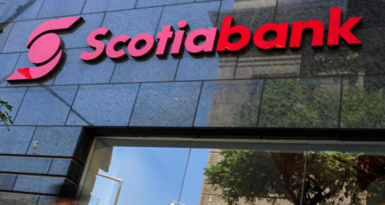 Scotiabank anuncia que despedirá a casi 3 mil trabajadores: contexto no descarta implicancia en Chile