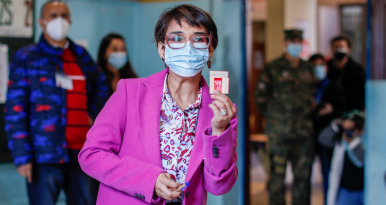 Servel denuncia a Comunes por no pagar $142 millones por campaña electoral de Karina Oliva