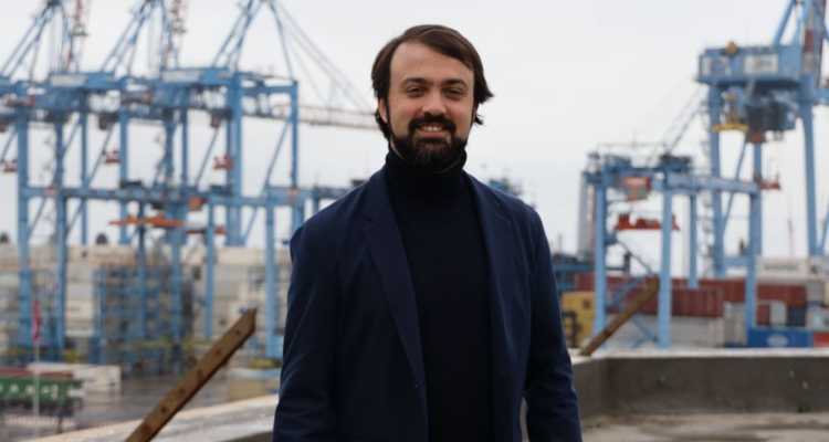 El alcalde de Valparaíso, Jorge Sharp, posando frente al puerto de la ciudad.