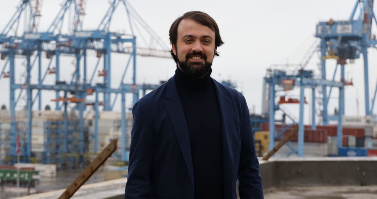 El alcalde de Valparaíso, Jorge Sharp, posando frente al puerto de la ciudad.