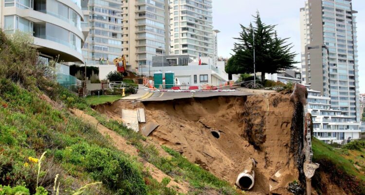 Vecinos de edificios cercanos a socavones en Viña del Mar deben esperar informes para retirar enseres