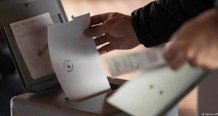 Una persona sufraga durante las elecciones suizas