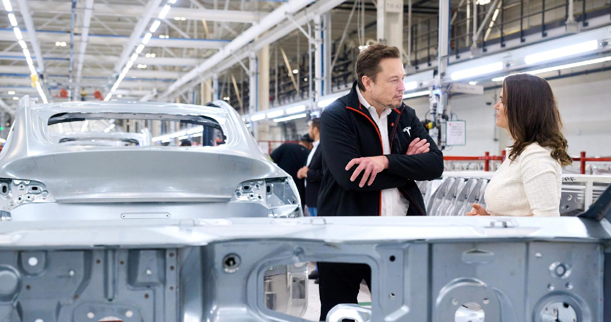 Elon Musk conversando con la presidenta de Hungría, Katalin Novak, en una fábrica de Tesla