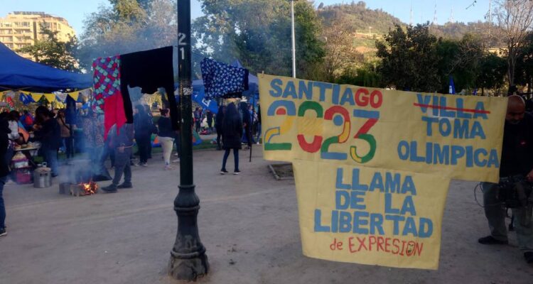 Pobladores de Lo Hermida se toman indefinidamente un sector del Parque Balmaceda en Providencia