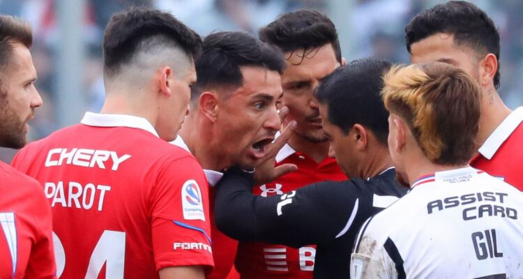 Los 11 minutos de alargue en el Colo Colo-UC indignaron a los hinchas cruzados
