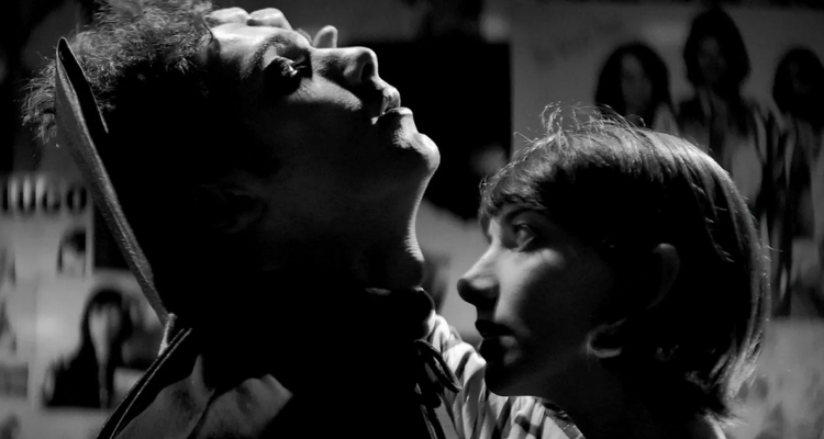 Una chica camina sola a casa de noche