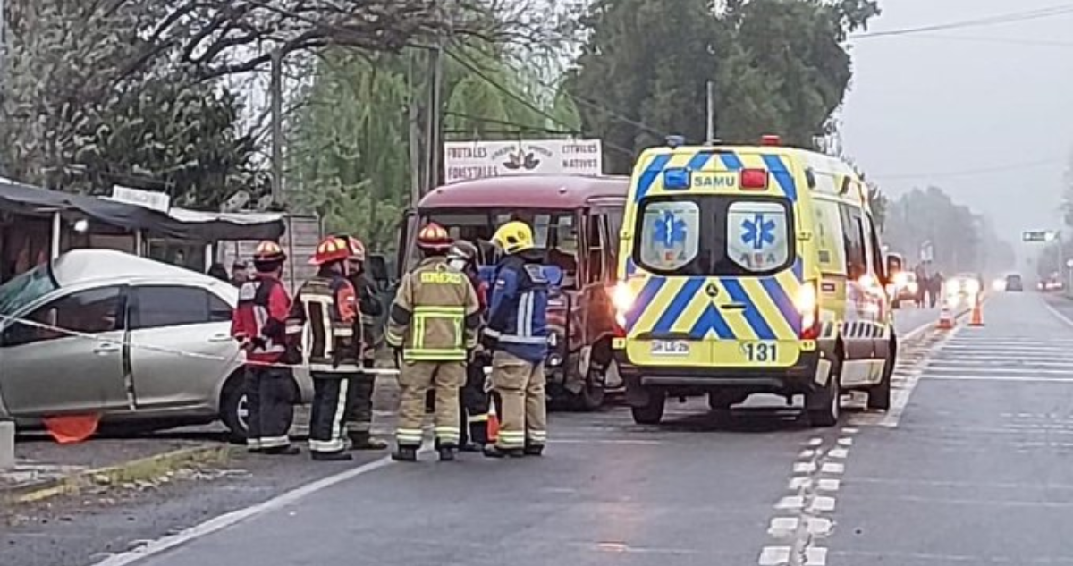 Una persona muerta y varias heridas deja colisión entre minibús y vehículo menor en Curicó