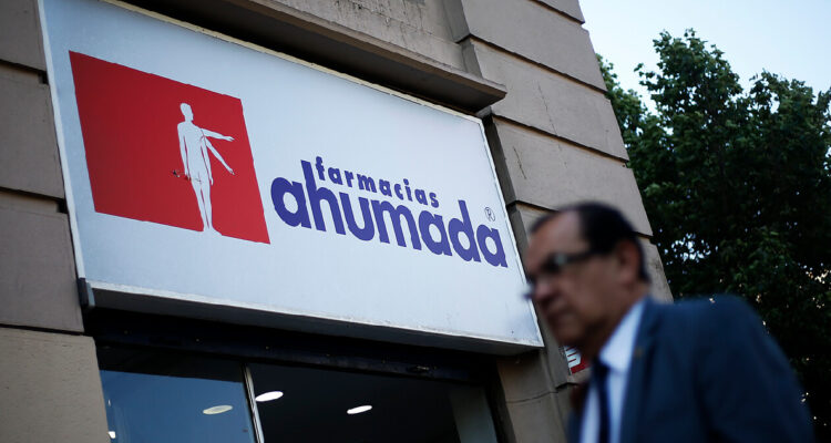 Frontis de una tienda de Farmacias Ahumada, antes del cambio en su imagen corporativa