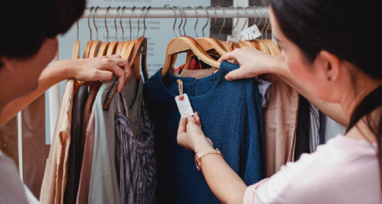 dos personas comprando ropa