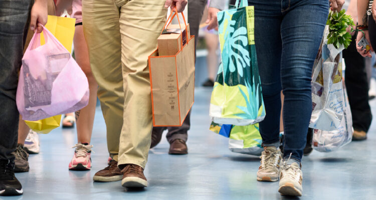 piernas de personas comprando