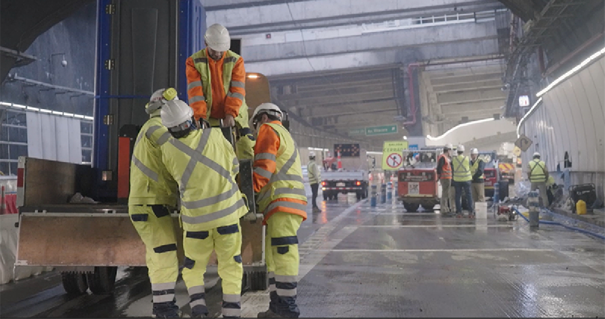 Trabajos de extracción de agua en parte de la autopista vespucio oriente