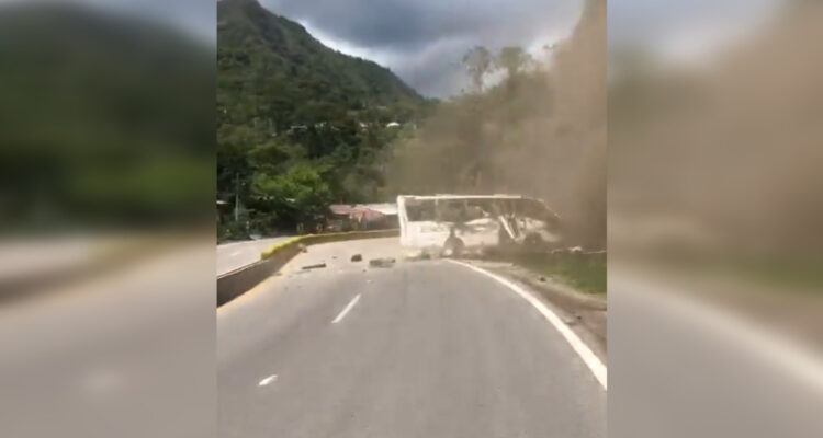 Video muestra momento exacto de fatal accidente de bus en Bogotá