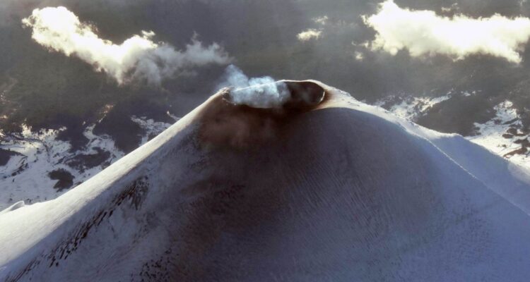 Pese a baja actividad sísmica autoridad mantiene alerta naranja por emanaciones en volcán Villarrica