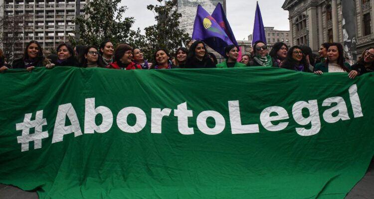 Encuesta Ipsos: más de la mitad de los chilenos cree que el aborto debería ser legal