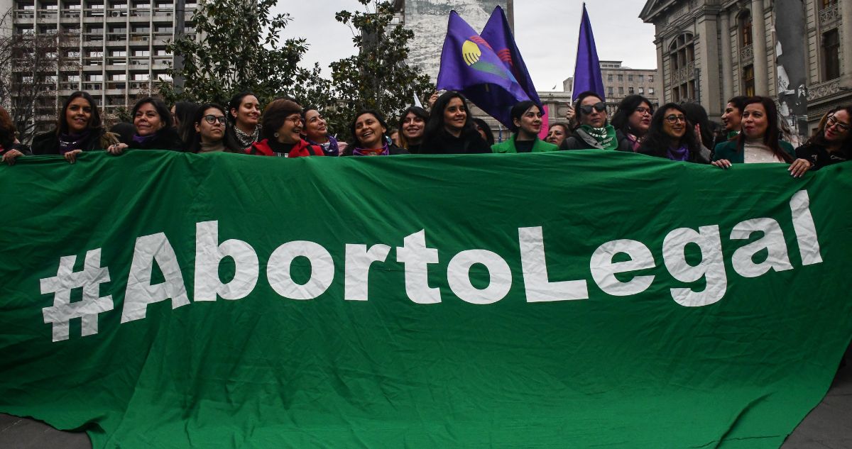 Encuesta Ipsos: más de la mitad de los chilenos cree que el aborto debería ser legal