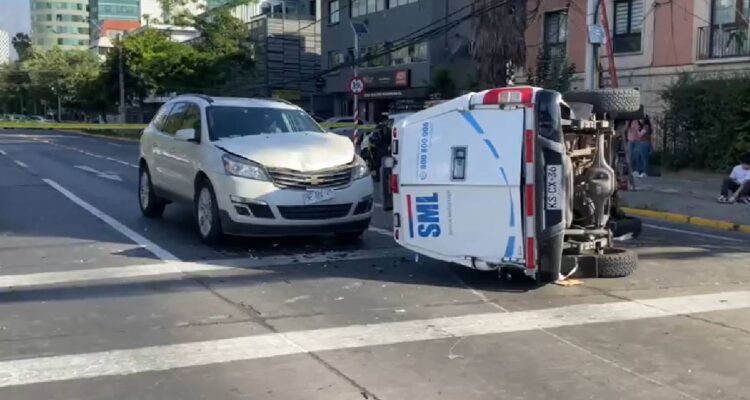 Camioneta del SML se vuelca mientras trasladaba cadáver por Providencia: chofer resultó lesionado