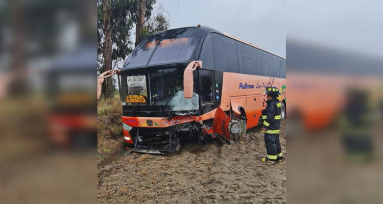 Adulto y menor de edad mueren en accidente de tránsito entre vehículo y bus Pullman en Casablanca