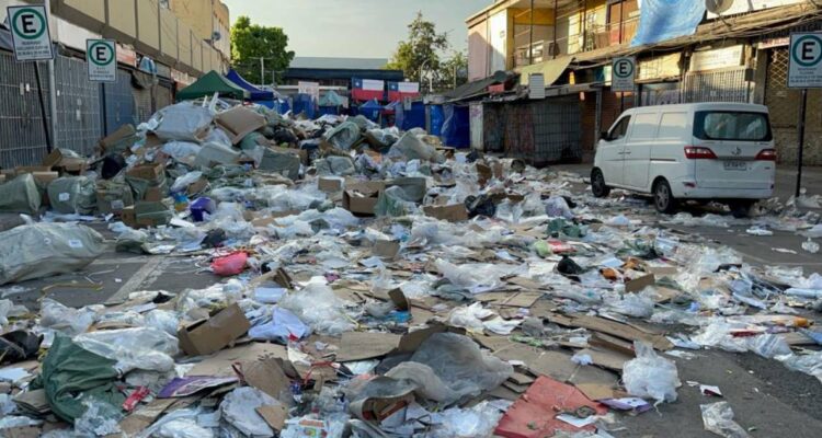 Locatarios de barrio Meiggs acusan que recolectores están cobrando por retirar acumulaciones de basura