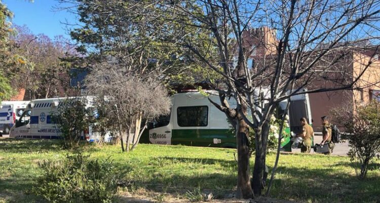 Muere adolescente baleado en Peñalolén: desconocidos lo abandonaron en urgencias y huyeron