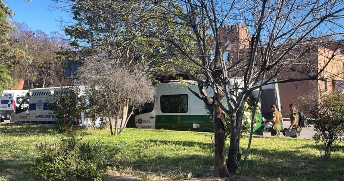 Muere adolescente baleado en Peñalolén: desconocidos lo abandonaron en urgencias y huyeron