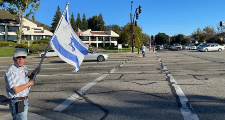 Adulto mayor judío muere tras ser golpeado durante protesta pro Israel en California