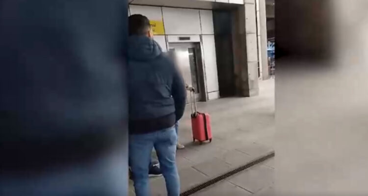 Mujer desnuda ataca a pasajeros en Aeropuerto de Santiago: habría estado bajo efecto de drogas