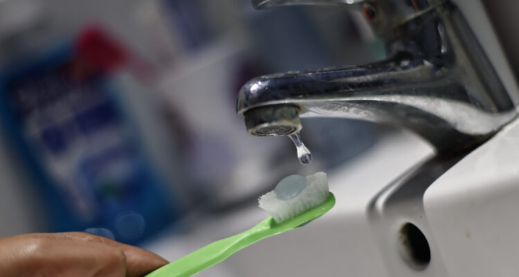 Vecinos de localidad rural cercana a Valdivia acusan que trabajo mal realizado los dejó sin agua