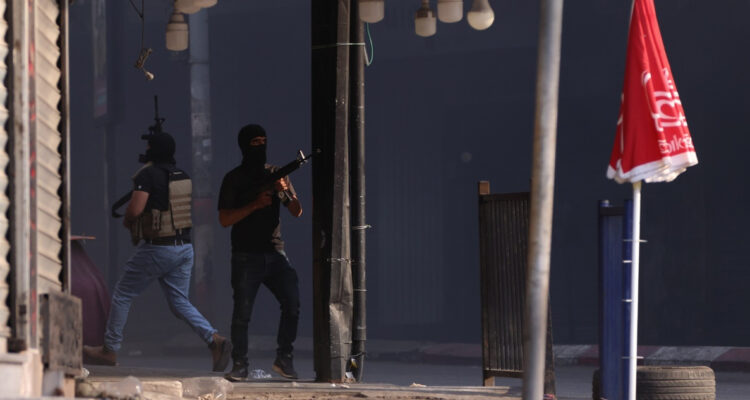 Tropas israelíes se enfrentan a milicianos de Hamás fuera del hospital Al Shifa de Gaza