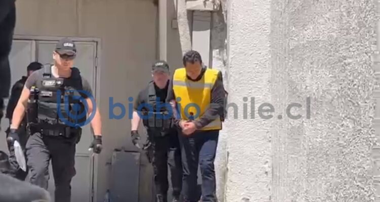 Alcalde de Algarrobo saliendo esposado de tribunal tras formalización por malversación y cohecho