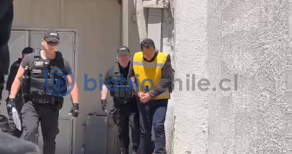 Alcalde de Algarrobo saliendo esposado de tribunal tras formalización por malversación y cohecho