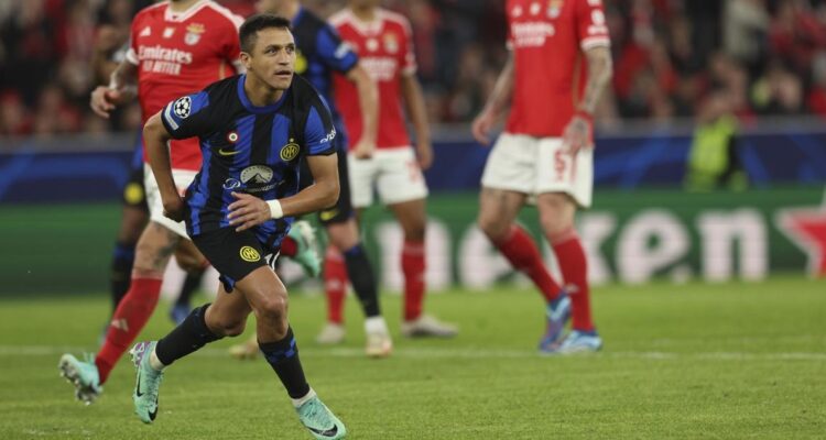 Alexis Sánchez tras su gol al Benfica.