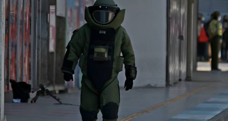 Sujetos amenazan con bomba explosiva a caja de compensación en Santiago Centro