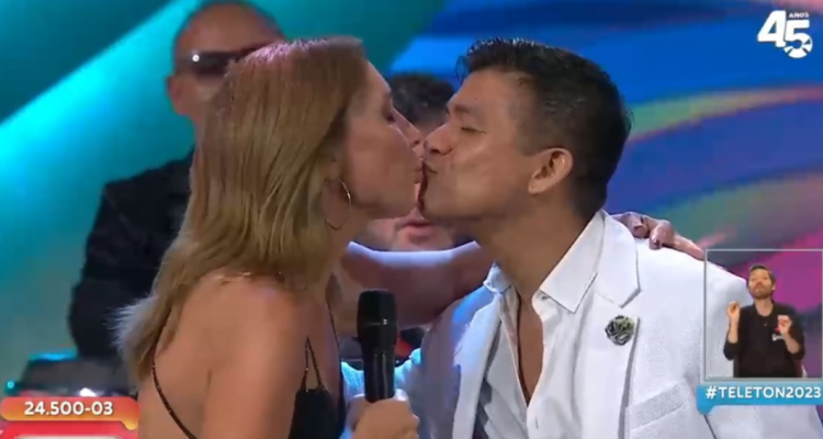 Américo y beso a Karen
