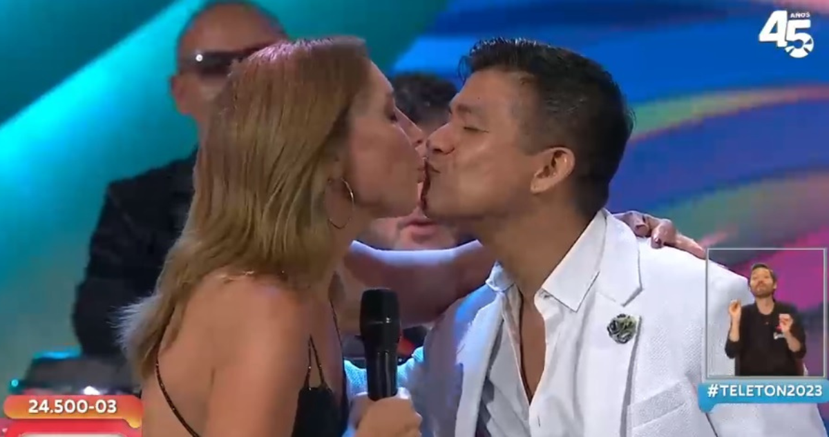Américo y beso a Karen