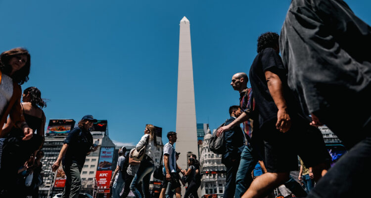 Personas caminan cerca del Obelisco en Buenos Aires (Argentina)
