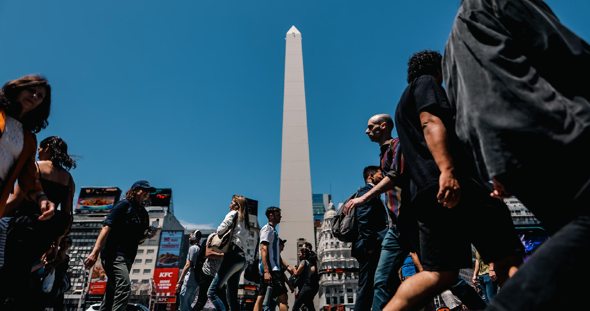 Personas caminan cerca del Obelisco en Buenos Aires (Argentina)