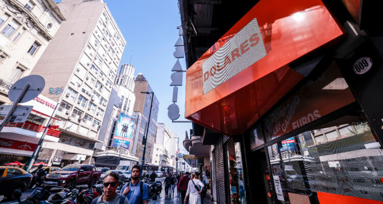 El dólar blue en Argentina se dispara a los $1.000 en previa a presidenciales entre Massa y Milei