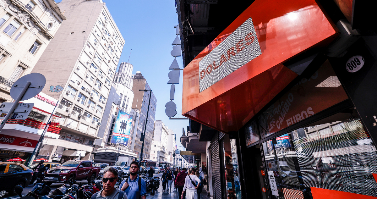 El dólar blue en Argentina se dispara a los $1.000 en previa a presidenciales entre Massa y Milei