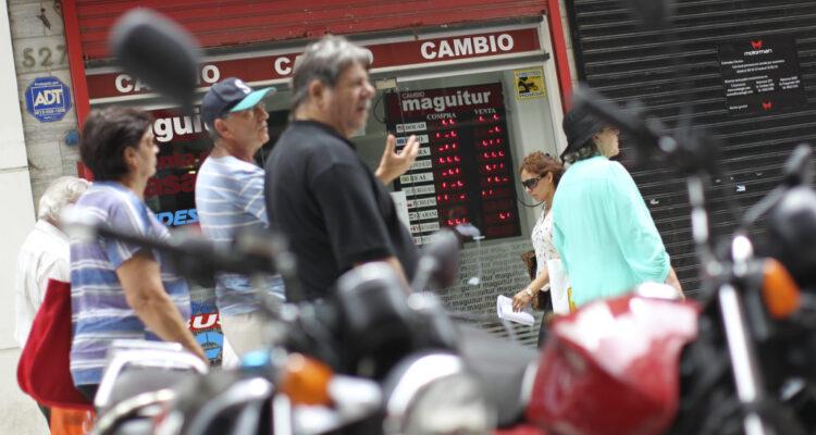 El dólar blue vuelve a romper barrera y se dispara en Argentina tras el triunfo de Javier Milei