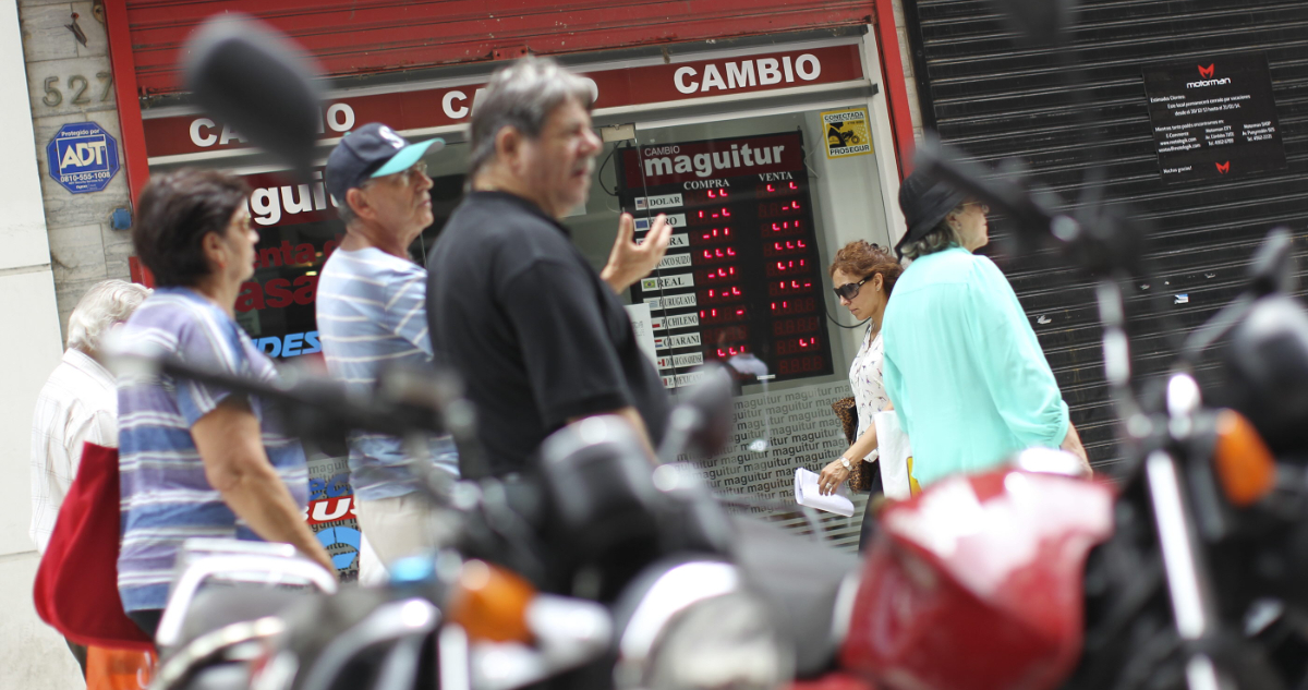 El dólar blue vuelve a romper barrera y se dispara en Argentina tras el triunfo de Javier Milei