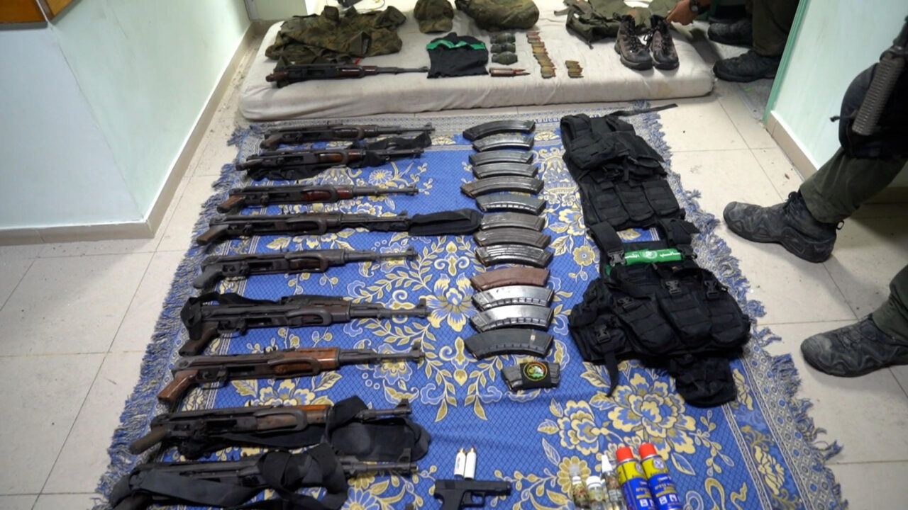 Israelí muestra imágenes de las armas que hallaron en el hospital Al Shifa