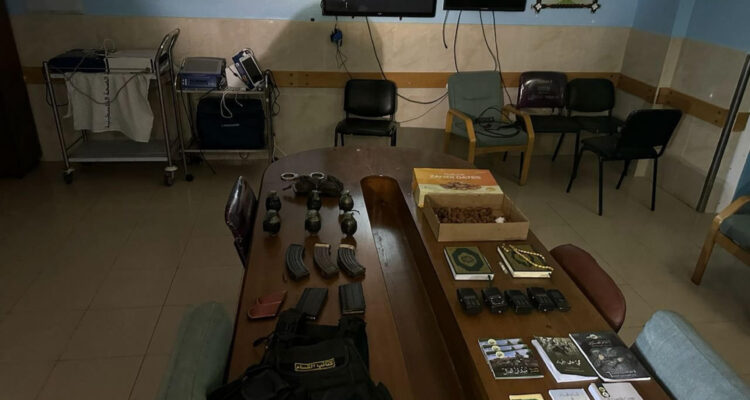 Israelí muestra imágenes de las armas que hallaron en el hospital Al Shifa