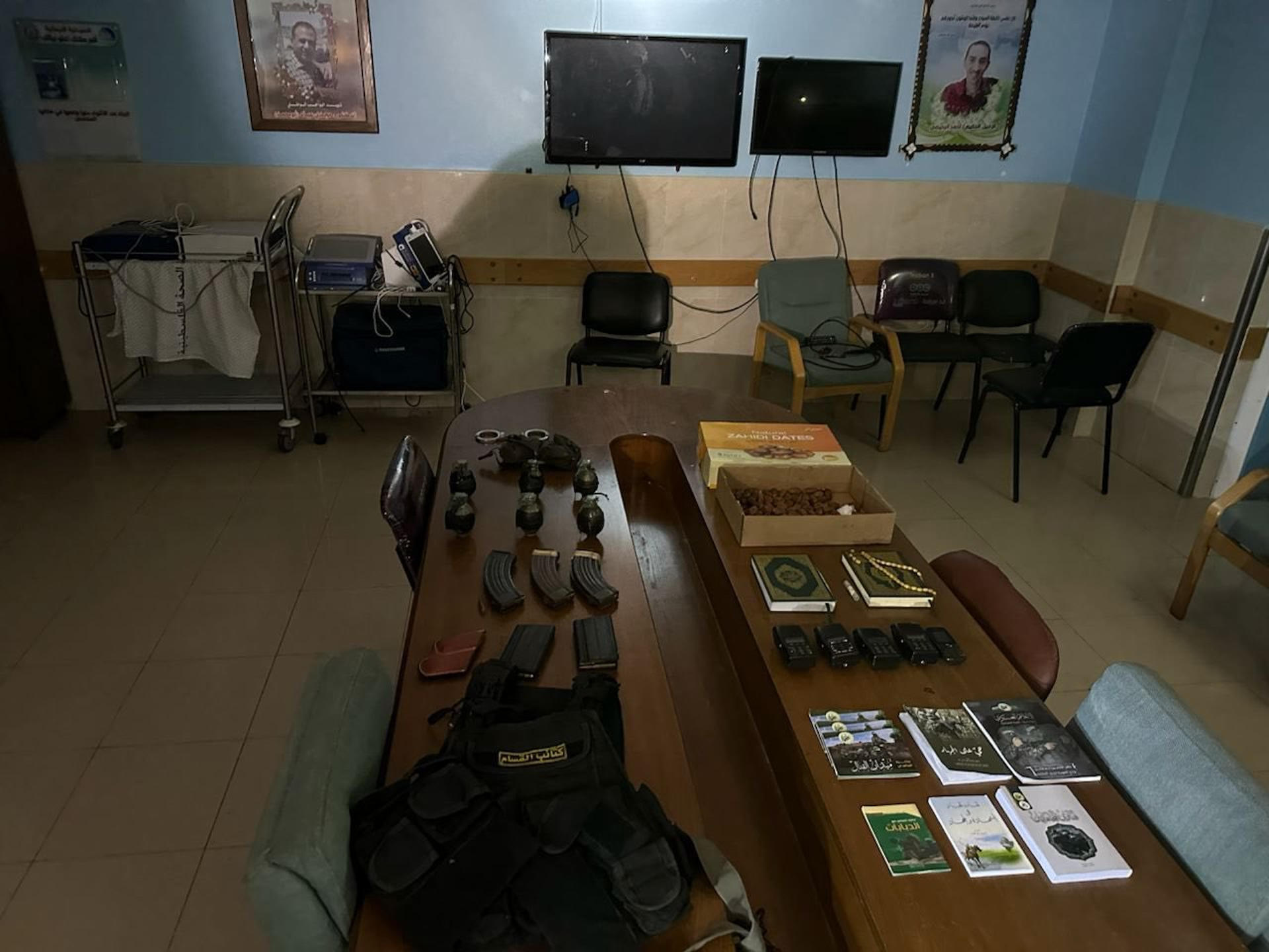 Israelí muestra imágenes de las armas que hallaron en el hospital Al Shifa