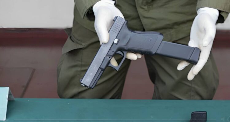 Sujeto mantenía 8 armas al interior de un bolso en Peñalolén: con encargo por robo y extranjeras