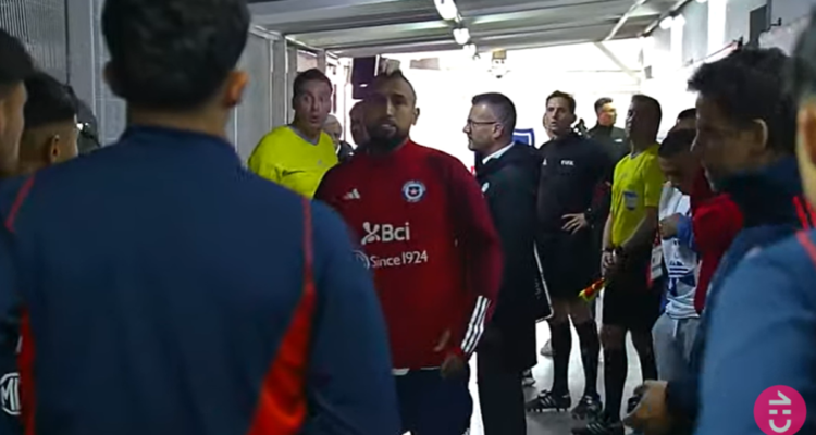 Arturo Vidal molesto contra árbitros