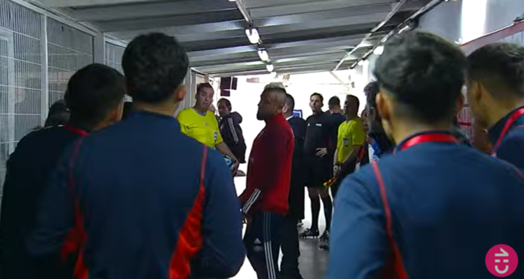 Arturo Vidal molesto contra árbitros