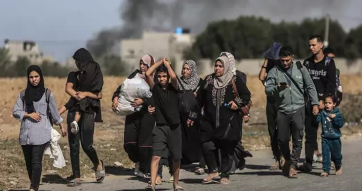 Un grupo de palestinos desplazados en la Franja de Gaza